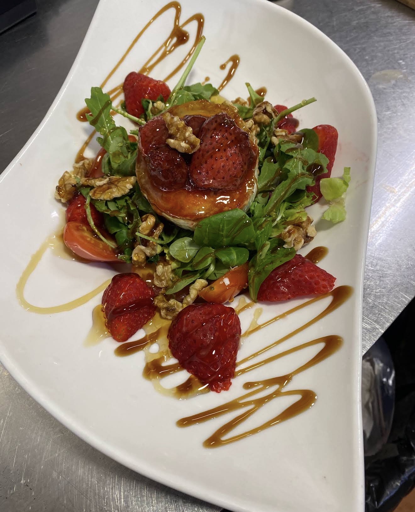 Ensalada de queso de cabra con fresas en Mr. Chef