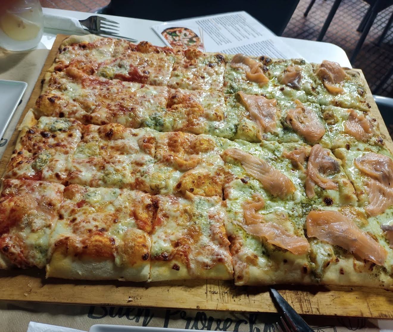 Pizza familiar al horno de leña en Mr. Chef