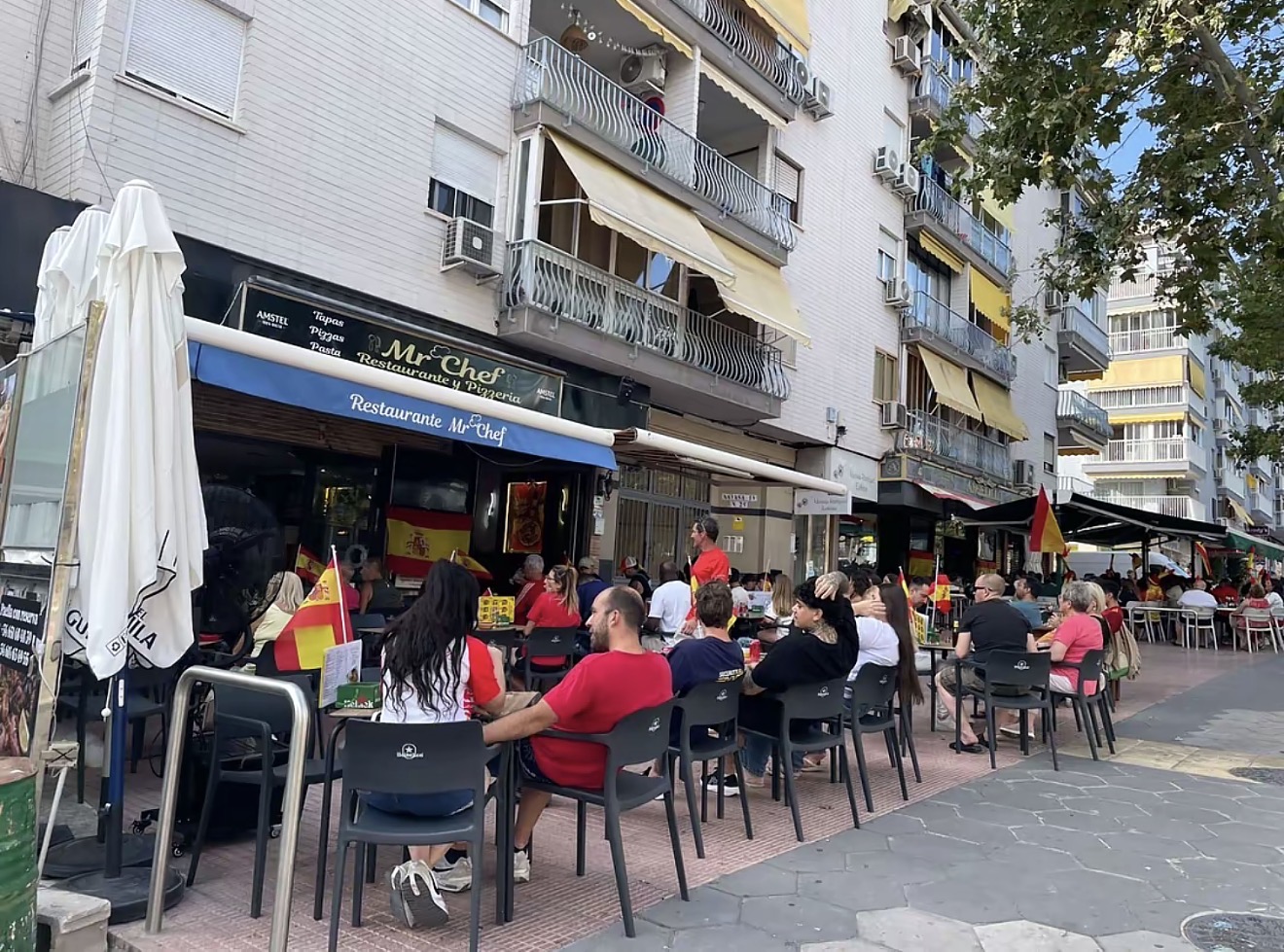 Terraza de Mr. Chef en Benidorm, llena de clientes durante un partido de la selección española