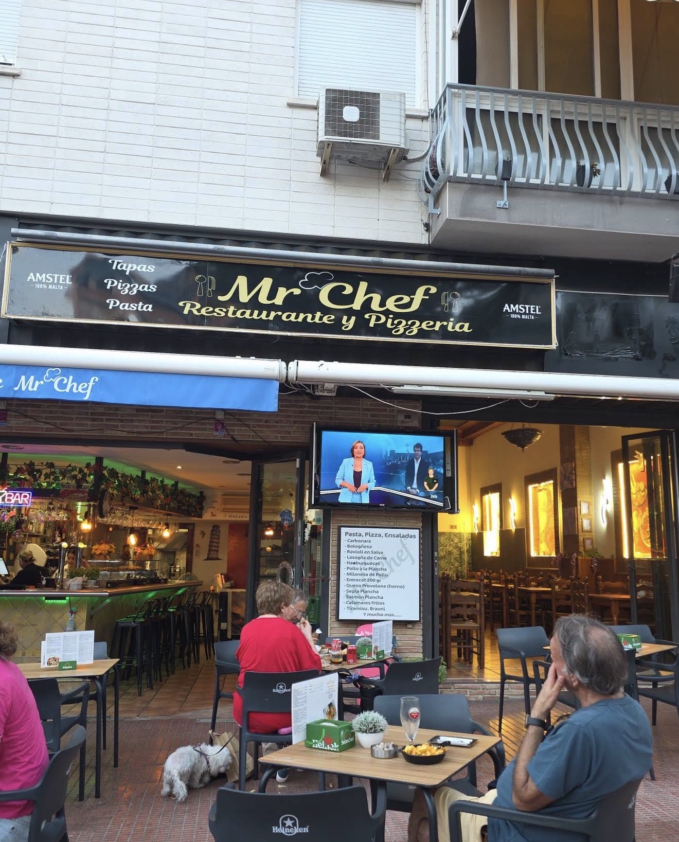 Fachada de Mr. Chef Restaurante y Pizzería de noche en Benidorm